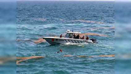 Bomberos entregan cuerpo de hombre que cayó al mar