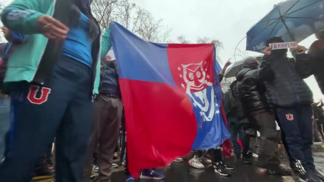 FANS CHILENOS protestan frente a la EMBAJADA ARGENTINA por la PELEA en la COPA SUDAMERICANA