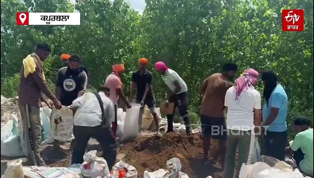 ਹੜ੍ਹ ਕਾਰਨ ਲੋਕਾਂ ਨੂੰ ਹੋ ਸਕਦੈ ਭਾਰੀ ਨੁਕਸਾਨ, ਇਸ ਪਿੰਡ 'ਚ ਬਚਾਅ ਲਈ ਇੱਕਜੁੱਟ ਹੋਏ ਲੋਕ