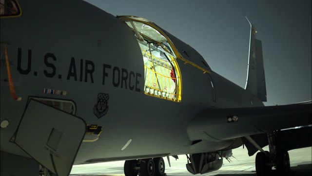 U.S. Air Force F-16C Fighting Falcons refueling from a KC-135 Stratotanker. ✈️💨