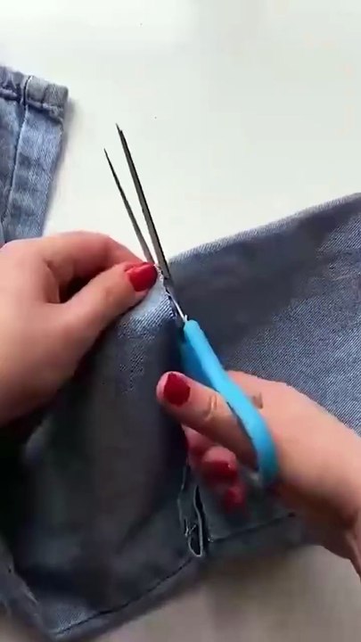 DIY 👖✂️ Idea of recycling old jeans into a storage basket