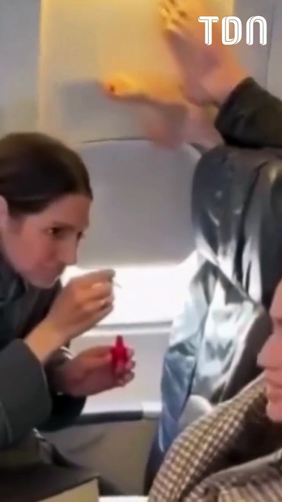 Il met ses pieds au dessus du siège devant lui dans l'avion et va le regretter