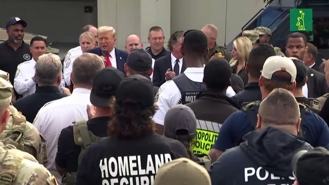 Trump visita a policías y tropas desplegadas en la capital de EE. UU.