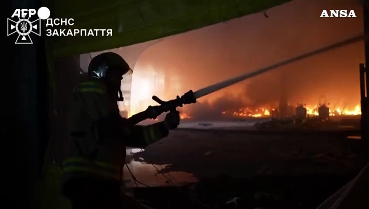 Ucraina, l'intervento dei Vigili del fuoco dopo un attacco russo