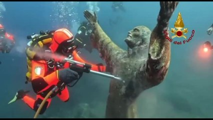 Manutenzione della statua del "Cristo degli Abissi" a Camogli