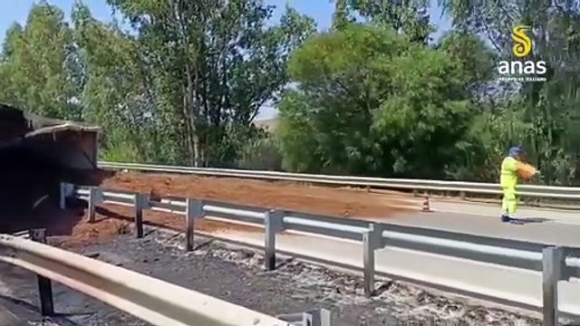 Camion in fiamme si capovolge in autostrada, l'incidente sulla Mazara-Palermo