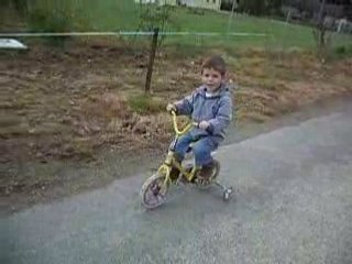 je fais du vélo de grand bon avec les roulettes quand même