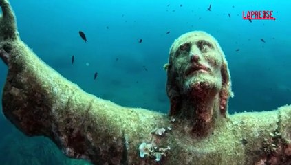 Liguria, sub ripuliscono la statua sommersa del Cristo degli Abissi