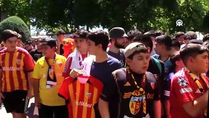 Markus Gisdol ve futbolcular taraftara imza dağıttı