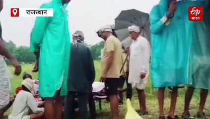 बूंदी के कंवरपुरा में तिरपाल तानकर जलानी पड़ी चिता, कीचड़ भरे रास्तों से गुजरी शव यात्रा