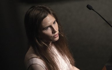 Amanda Knox canta I will survive con la band dei "condannati ingiustamente"
