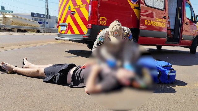 Homem cai de moto ao tentar acessar posto de combustíveis na Avenida Brasil