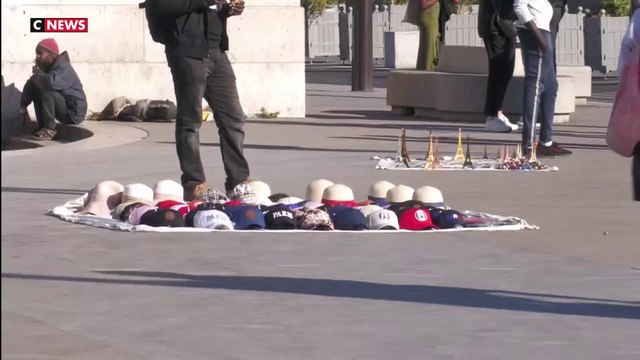 Paris : opération coup de poing à la Tour Eiffel pour chasser les vendeurs à la sauvette