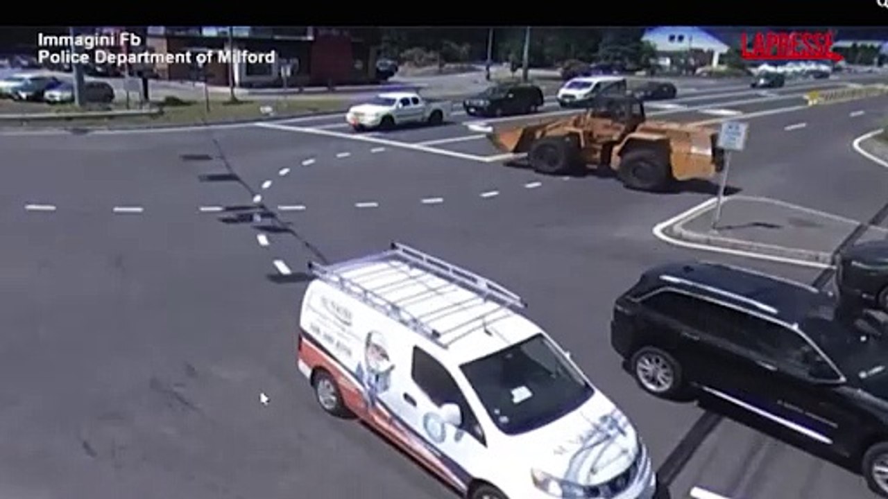 Usa, escavatore da 27 tonnellate fuori controllo si schianta a un incrocio stradale