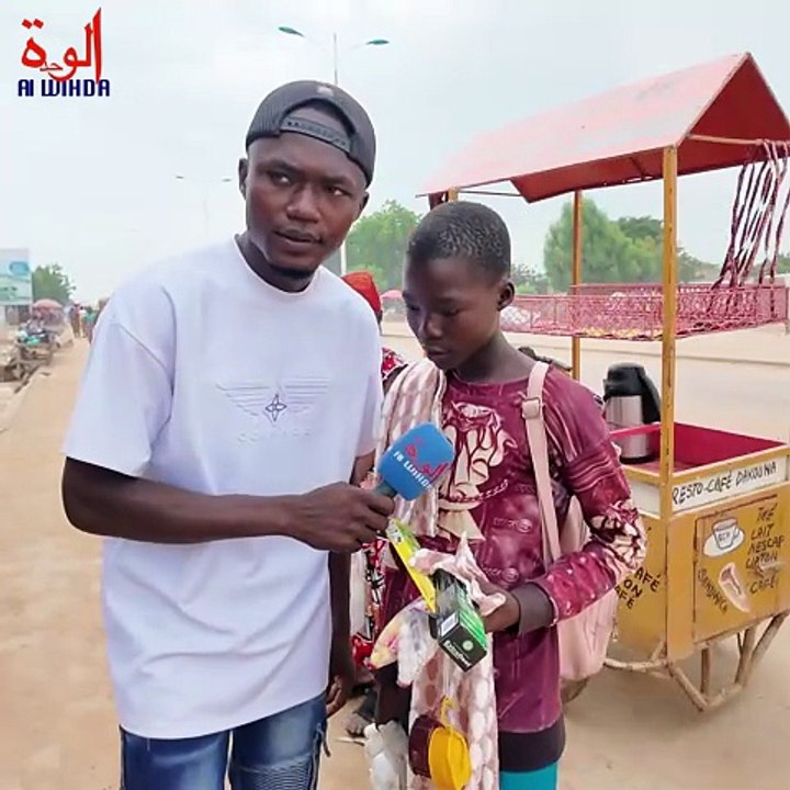 N’Djamena : Le jeune Fabien vend divers objets dans la rue pour financer ses études