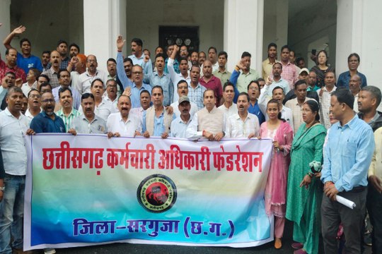 अधिकारी-कर्मचारी रहे हड़ताल पर, सरकारी दफ्तरों में पसरा रहा सन्नाटा, उग्र आंदोलन की दी चेतावनी