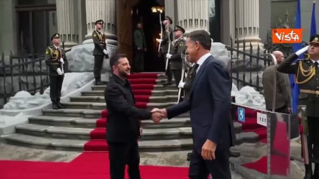 Il segretario della Nato Rutte in visita a Kiev accolto da Zelensky