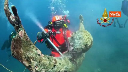 Restyling annuale per il Cristo degli abissi sul fondale di San Fruttuoso di Camogli