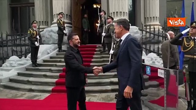 Il segretario della Nato Rutte in visita a Kiev accolto da Zelensky