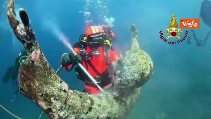Restyling annuale per il Cristo degli abissi sul fondale di San Fruttuoso di Camogli