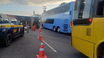 Tombamento de carreta bloqueia parte da BR-116, em Aquiraz