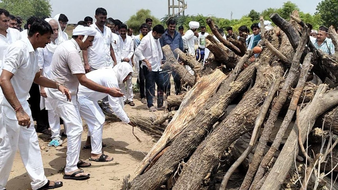 Video: कर्नल सोनाराम का शरीर पंचतत्व में विलीन, अंतिम यात्रा में उमड़ा जनसैलाब...बंद रहे बाजार