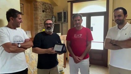 San Pier Niceto abbraccia l'attore Domenico Centamore, tra i protagonisti di Makari e Baarìa