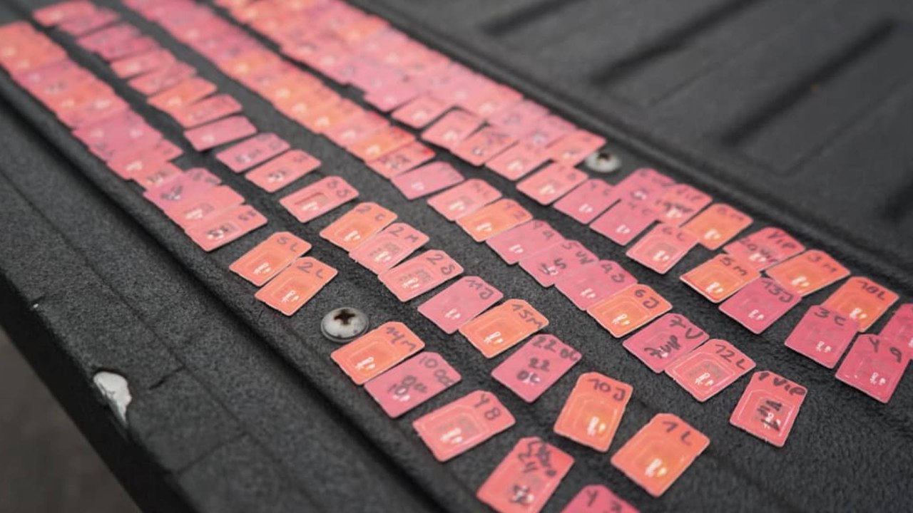 Dentro de un zapato abandonado hallaron más de 100 SIM cards usadas para cometer delitos en Bogotá