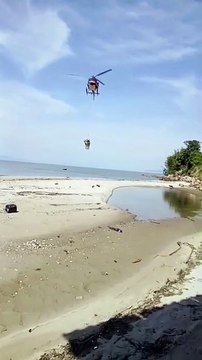 Embarcação naufraga, pessoas ficam boiando e são resgatas em Biguaçu; VÍDEO