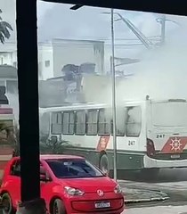 Ônibus da empresa Veleiro pega fogo em Rio Largo