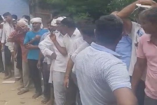 VIDEO : डीएपी खाद को लेकर किसानों का हंगामा, गोदाम सील.... देखें वीडियो ....