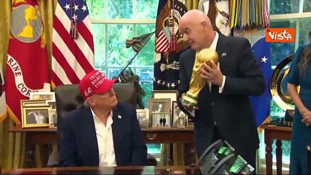 Mondiali 2026, Trump a fianco di Infantino solleva la coppa: Posso tenerla?