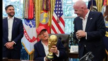 El presidente de la FIFA presenta a Trump el trofeo del Mundial de Fútbol