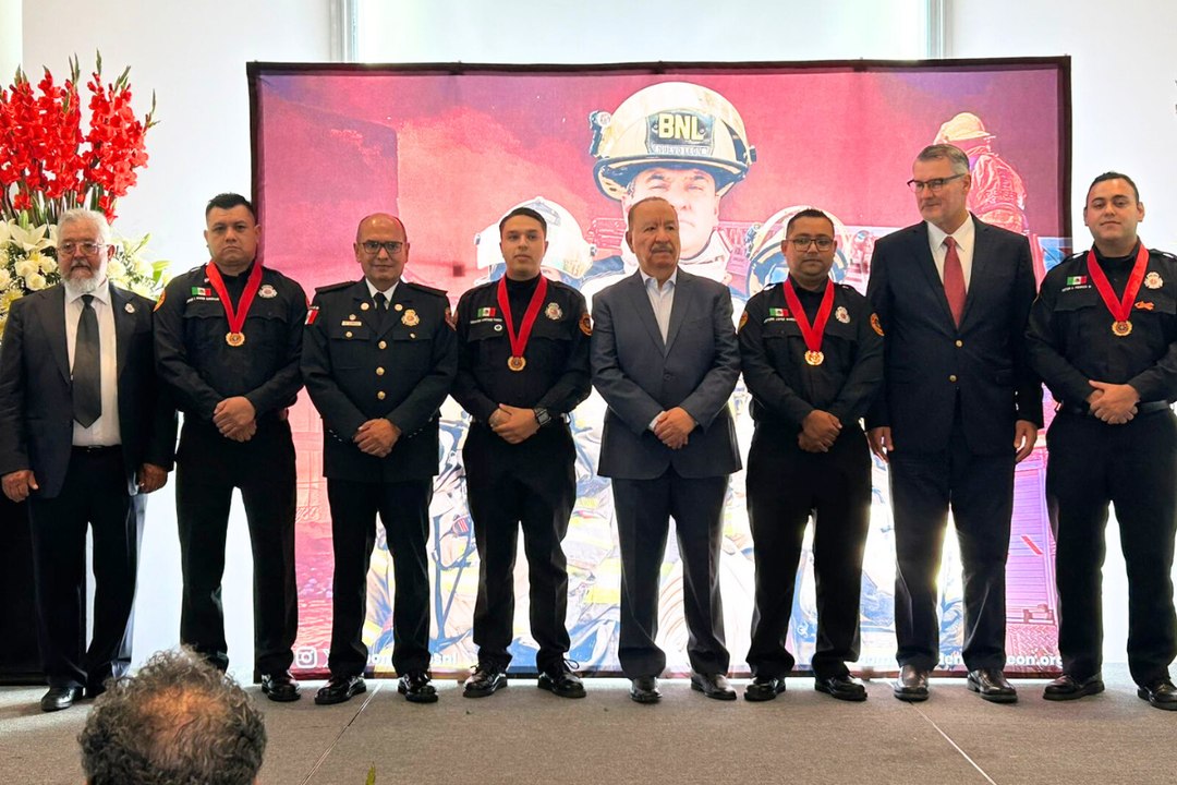 Reconocen a bomberos de Nuevo León por su valor y años de servicio en el Día del Bombero