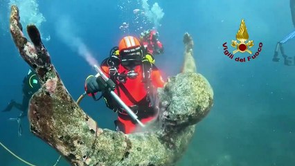 Limpian la escultura del Cristo del Abismo en las profundidades del mar italiano