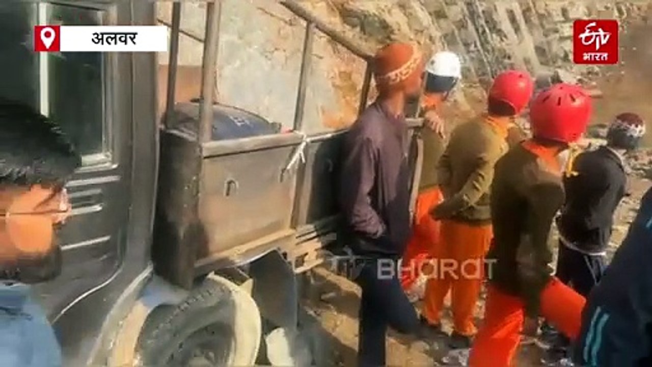 रामगढ़ में बड़ा हादसा, पहाड़ दरकने से 100 फीट गहरी खाई में गिरा पोकलेन मशीन ऑपरेटर, रेस्क्यू जारी