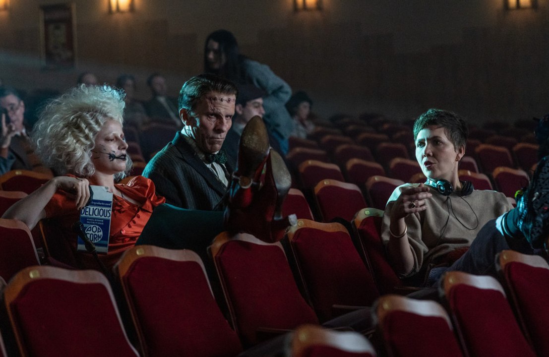 Jessie buckley: beim dreh zu 'the bride!' brach sie sich den zeh