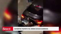 Kayseri’de trafikte yol verme kavgası kamerada