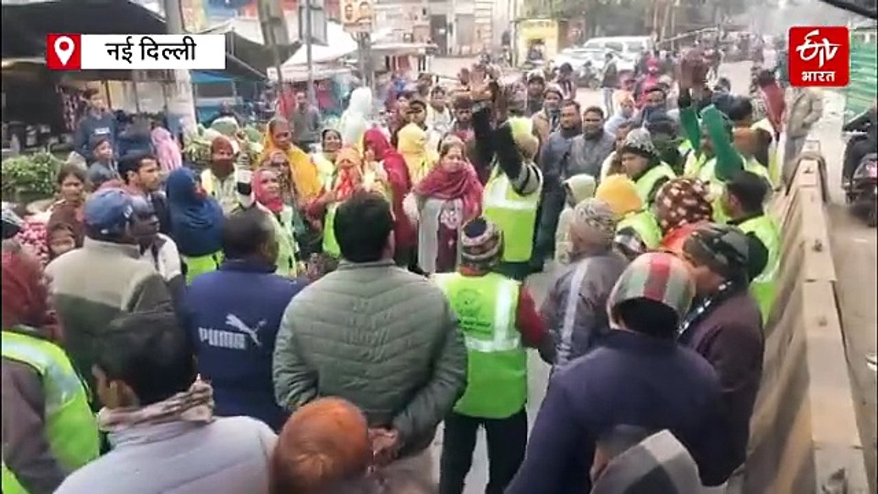 दिल्ली: MCD सफाई कर्मचारियों पर अज्ञात लोगों का चाकू से हमला, थाना के बाहर जमकर प्रदर्शन