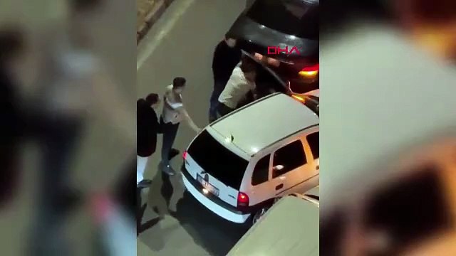 Yol verme tartışmasında ortalık savaş alanına döndü; ''Çıkar silahı sık lan şuna!'' diye bağırdı!