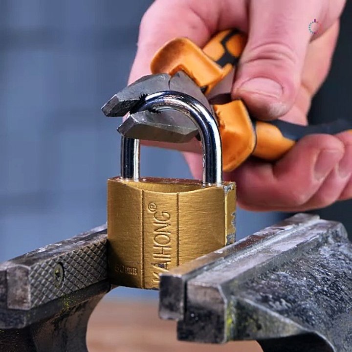 How to open a stubborn padlock🔒