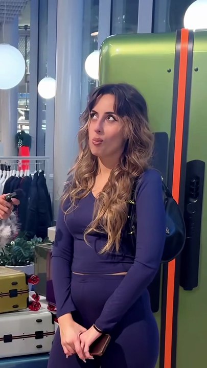 Elle nous mime son métier et c’est incroyable