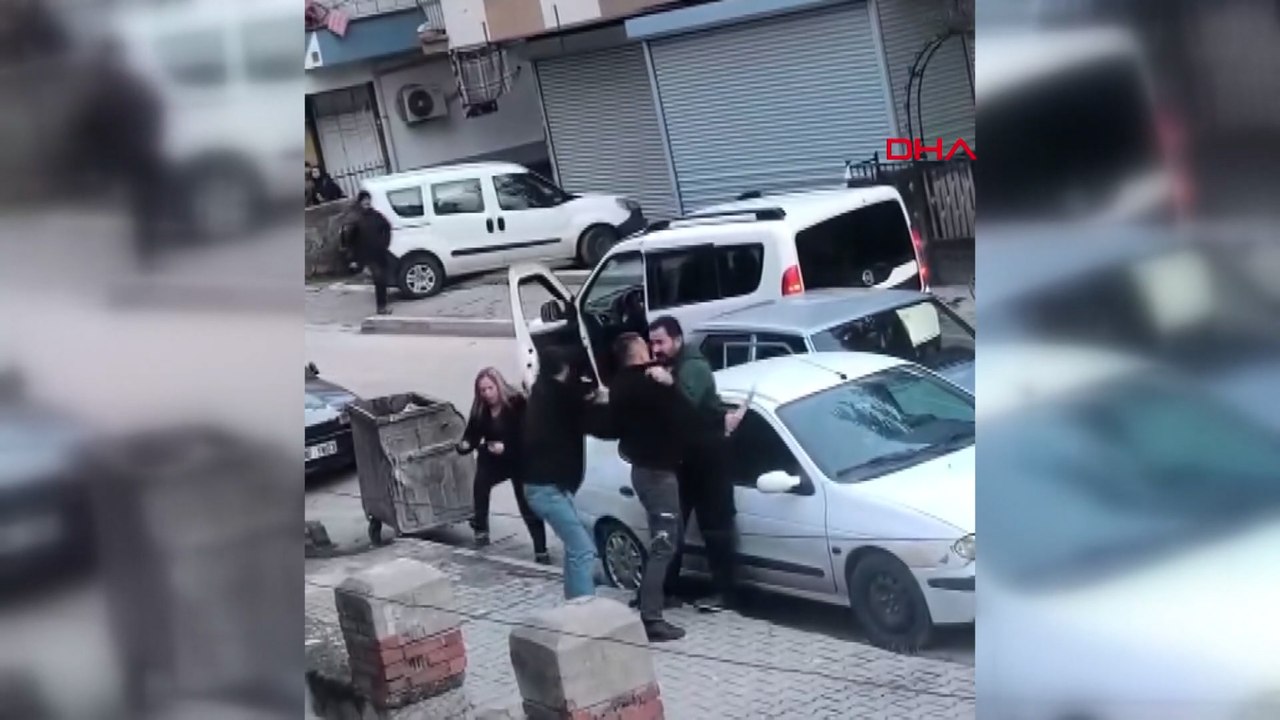 Sopalı ve bıçaklı 'yol verme' kavgası kamerada: 2 gözaltı