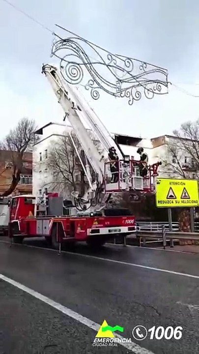 Retiran un luminoso con riesgo de caída en Argamasilla de Alba