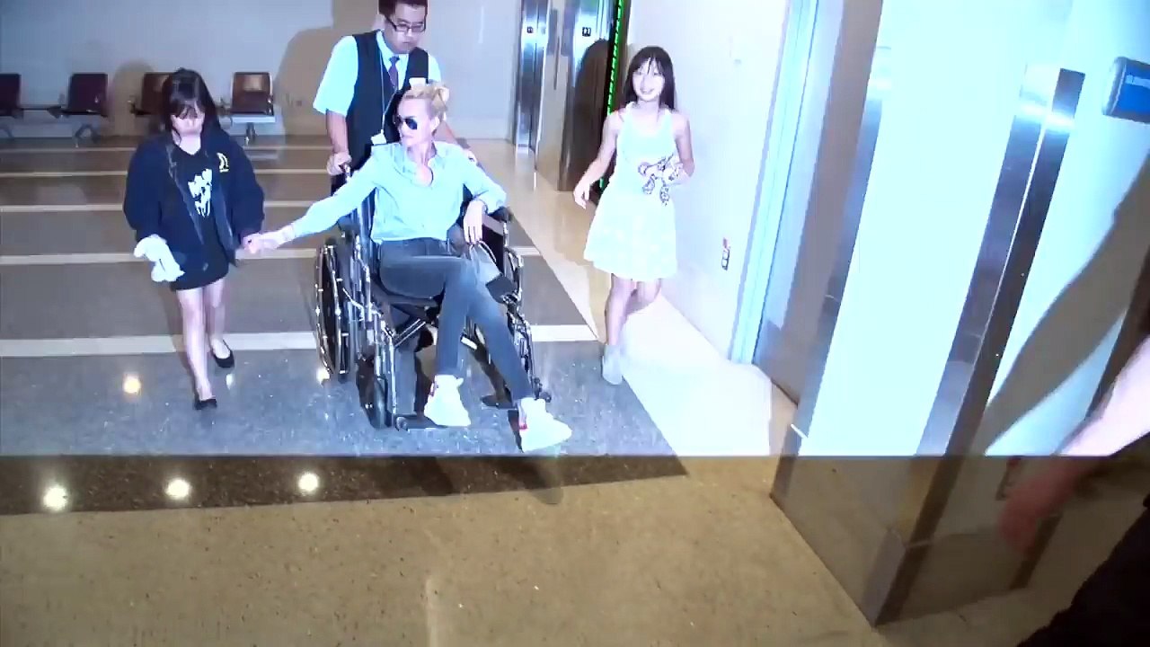 2017 – Johnny Hallyday – Laeticia Hallyday quitte Los Angeles après la révélation du cancer de Johnny (avril)