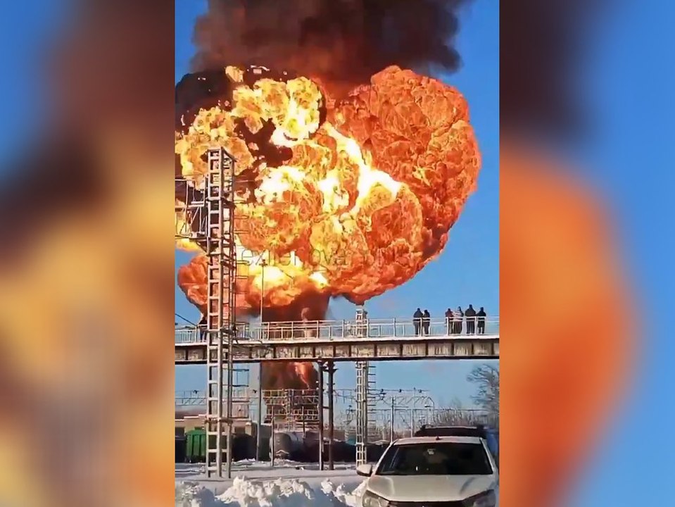 Riesiger Feuerball: Russischer Treibstoffzug explodiert