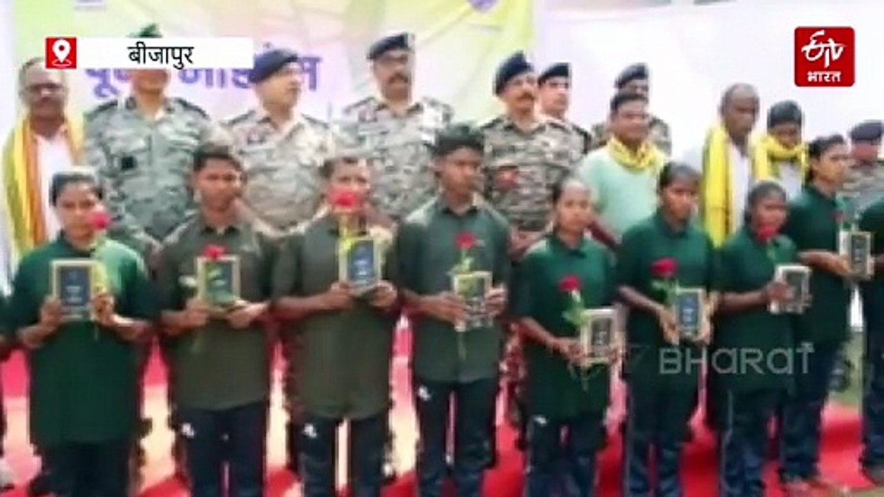 बीजापुर में 12 सक्रिय माओवादियों का सरेंडर, पूना मारगेम के तहत बड़ी सफलता, विस्फोटक सामग्री भी पुलिस को सौंपा