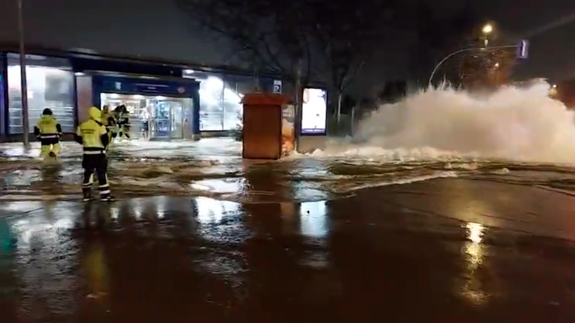Madrid ha vivido una ma�ana de m�xima tensi�n y colapso circulatorio. La rotura de una tuber�a en la arteria principal del Este, una conducci�n de 900 mil�metros de di�metro ubicada en la Avenida de Logro�o, ha generado un escenario de emergencia que ha bloqueado los principales accesos al Aeropuerto Adolfo Su�rez Madrid-Barajas. El incidente, sumado a las intensas lluvias, ha provocado inundaciones cr�ticas, el corte de carreteras clave y la interrupci�n del servicio de Metro.
El momento m�s cr�tico se ha vivido en el t�nel que da acceso a la Terminal 4. Seg�n ha relatado el jefe de guardia de Bomberos de Madrid, Roberto Gonz�lez, la inundaci�n en estas instalaciones e infraestructuras de Metro "ha llegado a subir el nivel del agua a cerca de 1,40 metros". Esta subida repentina del caudal dej� a varios conductores y trabajadores en una situaci�n de riesgo extremo.
Desde Emergencias Madrid han coordinado un dispositivo de salvamento en el que se encontraban "personal de mantenimiento del tunel, Bomberos Madrid y Bomberos de la Comunidad trabajando en el lugar. Una veintena de personas han quedado atrapadas en el interior. Bomberos Madrid han rescatado a dos personas. El resto han podido salir sin problemas". Afortunadamente, a pesar de los diez veh�culos que han quedado sumergidos en el paso subterr�neo, el suceso se ha saldado sin heridos.
La movilidad hacia el aeropuerto se ha visto gravemente comprometida. La L�nea 8 de Metro de Madrid permanece interrumpida entre las estaciones de Aeropuerto T1-T2-T3 y Aeropuerto T4. Para paliar esta situaci�n, el Consorcio Regional de Transportes ha habilitado una l�nea adicional de autobuses y ha reforzado las lanzaderas hacia la T4.
En cuanto al tr�fico rodado, la carretera M-14 ha sido cortada totalmente, lo que ha obligado a la Direcci�n General de Tr�fico (DGT) a abrir el peaje gratuito en la M-12 para facilitar el flujo de veh�culos. La situaci�n se ha visto agravada por las condiciones meteorol�gicas, registr�ndose incidencias en pr�cticamente todas las circunvalaciones de la capital, como la M-40, M-45 y M-50.
El revent�n de la conducci�n del Canal de Isabel II dej� inicialmente sin suministro a unas 5.000 propiedades. No obstante, en torno a las 10:30 horas, se ha logrado restablecer el servicio en la zona gracias a "las alternativas que ofrece la red de distribuci�n" de la empresa p�blica. Mientras los equipos t�cnicos trabajan en aislar y reparar la aver�a, se han enviado garrafas de agua para atender a los vecinos afectados.
Desde Metro de Madrid han advertido que el tiempo estimado para la soluci�n total del problema "supera los 30 minutos", sin que por ahora se haya podido concretar una hora exacta para la reapertura completa de la l�nea. Las autoridades recomiendan a los viajeros con vuelos programados extremar las precauciones y utilizar v�as de servicio alternativas para evitar la zona afectada.