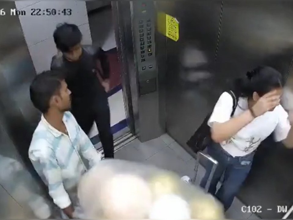 Mit Gas gefüllte Ballons explodieren in Aufzug