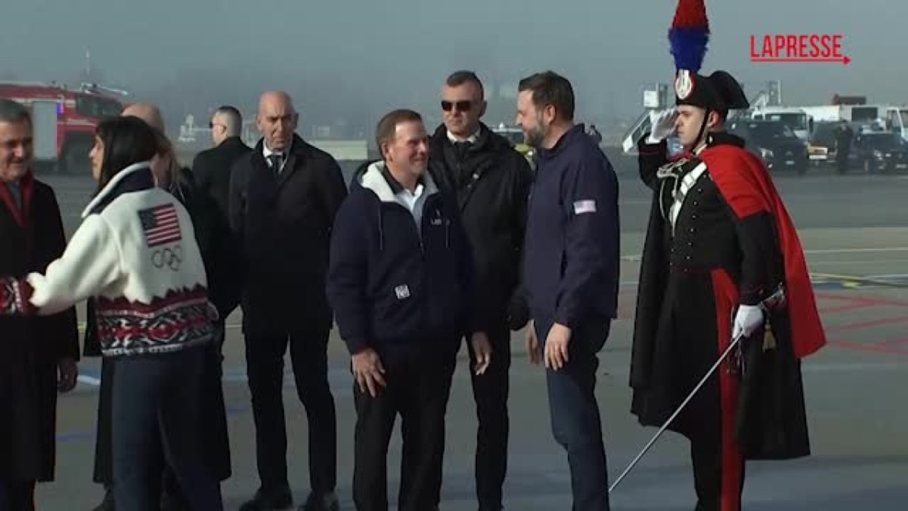L'arrivo del vicepresidente Usa J.D. Vance a Malpensa con la moglie Usha e i figli